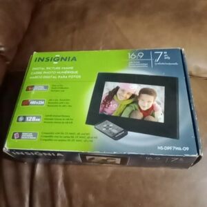 INSIGNIA Digital PICTURE Frame 16.9 Wide FORMAT 7" Screen NS-DPF0712G